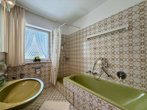 Bad mit Wanne und Dusche - 