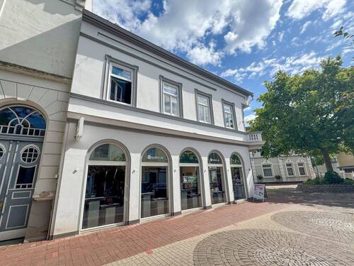 Seitliche Hausansicht - 2 Zimmer Mehrfamilienhaus, Wohnhaus in Uetersen