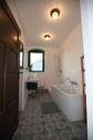 Badezimmer mit Wanne oder auch Dusche - 