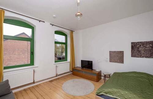 Große helle Zimmer mit restaurierten Dielenboden - 8 Zimmer Einfamilienhaus in Laatzen