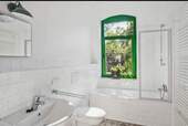 Badezimmer mit Dusche oder Wanne - 