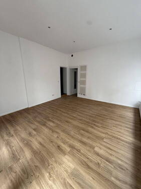 Wohnzimmer - 2-Zimmer-Apartment mit Einbauküche - Erstbezug nach Sanierung in der Oberstadt