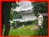 Ansicht_mit_Gartenhaus-Sommer - ! Toplage - fußläufig zum See - mit 2 Terrassen, Garten und Carport !
