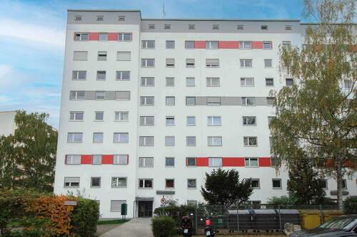 Hausansicht - Sanierte 4-Zimmer-Wohnung mit Südbalkon und Weitblick in Erlangen