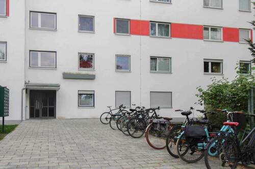 Hauseingang - 4 Zimmer Etagenwohnung zum Kaufen in Erlangen