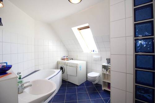 Bad der Dachgeschosswohnung - 