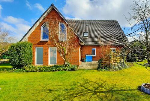 Westansicht der Immobilie - 6 Zimmer Mehrfamilienhaus, Wohnhaus in Kropp