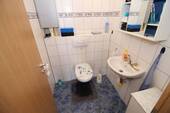 Gäste-WC der Erdgeschosswohnung - 