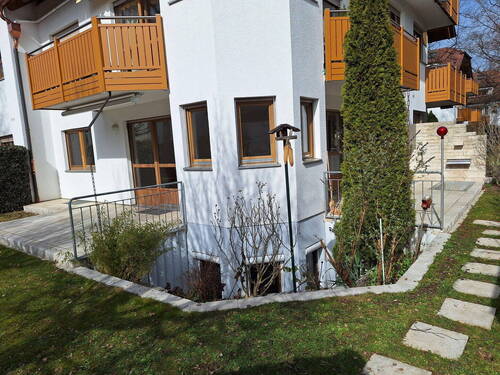 Gartenansicht mit Terrassen - Lichtdurchflutete 3 Zi-Garten-Maisonette-Wohnung in ruhiger Lage
