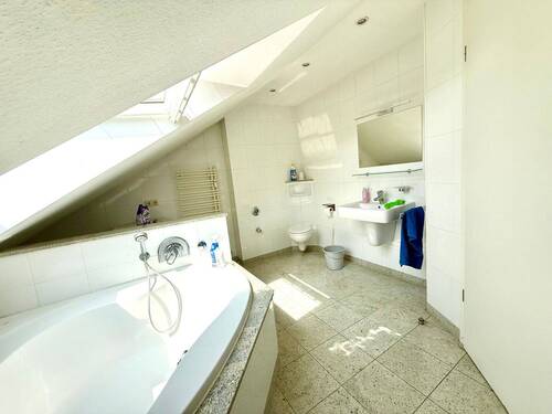 Badezimmer mit Fenster und ausreichend Platz für die Waschmaschine & Trockner - Dachgeschosswohnung mit Wohlfühlgarantie, schön gestalteten Bädern und einem Stellplatz.