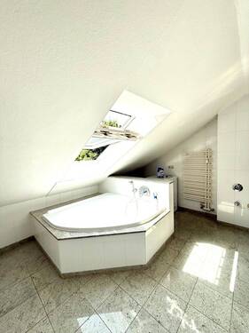 Eckbadewanne - 3 Zimmer Etagenwohnung zur Miete in Duisburg