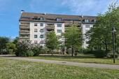 Außenansicht_Hinterhof - Ihr neues Zuhause in Augsburg: Großzügige 4-Zimmer-Wohnung mit Loggia inkl. TG-Stellplatz