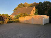 Blick Straße - Hof/Garage/Haus - Umfangreich saniertes Dreifamilienhaus