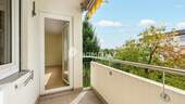 Loggia 2 - Helle 3-Zimmer-Wohnung mit Loggia und Einbauküche in gepflegtem Mehrfamilienhaus