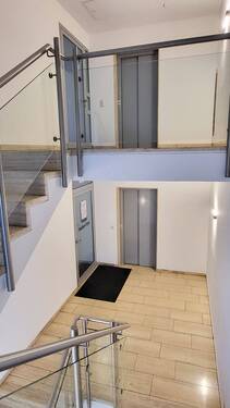 Treppenhaus mit Fahrstuhl - 