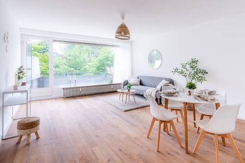 Wohnzimmer - Sanierte 3-Zi.-Wohnung inkl. Tiefgaragenstellplatz! Provisionsfrei!