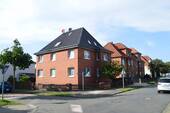 Hausansicht von der Straße - 1 Zimmer Mehrfamilienhaus, Wohnhaus zum Kaufen in Celle