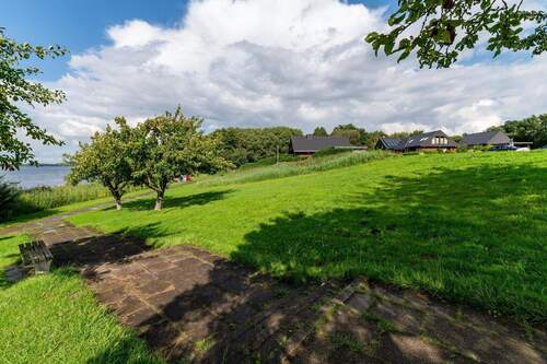 Wasser und Haus in einem Blick - 8 Zimmer Mehrfamilienhaus, Wohnhaus in Fahrdorf