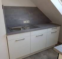 Alt-Saarbrücken, Dr.Eckener Str. 20, 2 ZKB DG-Single-Wohnung mit Einbauküche an Berufstätige oder Studenten.