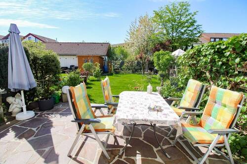 Terrasse mit Blick in den Garten - 