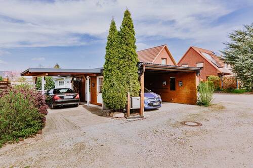 Doppelcarport mit Platz für bis zu drei Fahrzeuge - 