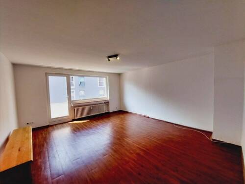 Wohnzimmer mit weiterem Balkon - 