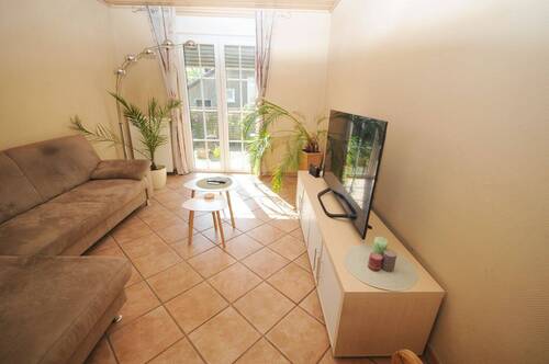 Wohnzimmer m. Ausg. i.d. Garten - 