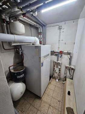 Heizungsraum 1. OG: Gas Zentralheizung - 