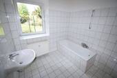 Originalbild Bad - Etagenwohnung mit 72,90 m&sup2; in Riesa zur Miete