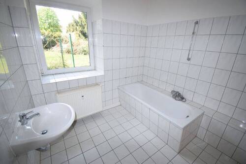 Originalbild Bad - Etagenwohnung mit 72,90 m&sup2; in Riesa zur Miete
