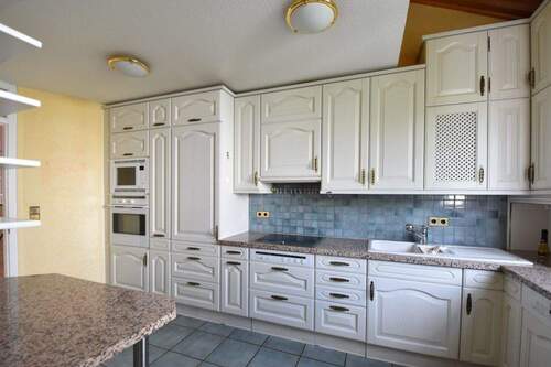 Küche mit Einbauküche - 