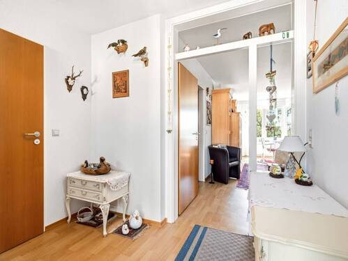 Eingangsbereich mit Blick ins Wohnzimmer - 2 Zimmer Etagenwohnung zum Kaufen in Tettnang