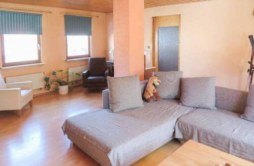 Wohnzimmer_1 - Großzügige 4-Zimmer-Wohnung mit Terrasse, Dachboden und viel Gestaltungspotenzial