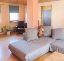Großzügige 4-Zimmer-Wohnung mit Terrasse, Dachboden und viel Gestaltungspotenzial - Erdmannhausen