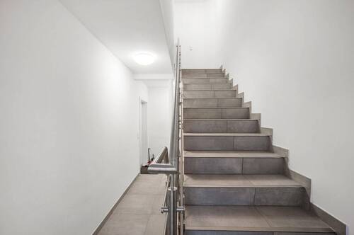 Treppenhaus - Mehrfamilienhaus, Wohnhaus mit 259,60 m&sup2; in Hannover zum Kaufen