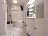 Badezimmer mit Wanne und Dusche - 