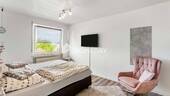 1. OG Schlafzimmer 1 - 