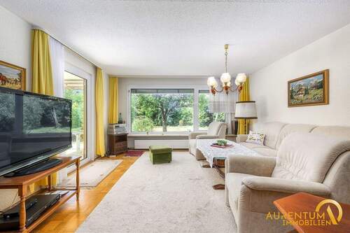 Wohnzimmer - Sofort verfügbarer, gepflegter Bungalow mit Einzelgarage, auf großzügigem Grundstück, zentrale Lage