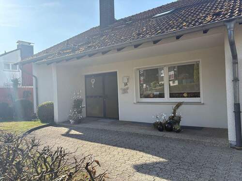 Hausansicht - Helle 3,5-Zi.-Wohnung mit großem Garten zur Alleinnutzung (Erstbezug nach Sanierung)