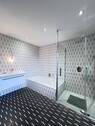 Masterbad m. Dusche, Wanne u. Waschbecken - 