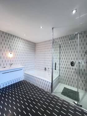 Masterbad m. Dusche, Wanne u. Waschbecken - 