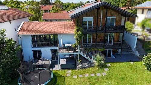 Gartenansicht (Drohne) - Traumhaftes Einfamilienhaus mit Bergblick und Einliegerwohnung