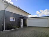 Bild 1 - Reserviert !!! Junges Einfamilienhaus mit Garten und Doppelgarage