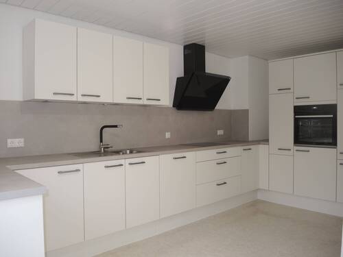 vollausgestatte neue Einbauküche - Zentral gelegene 3-Zimmer Wohnung, 3. OG, 111 m², nagelneue Einbauküche, neues Bad & WC, kleiner Balkon