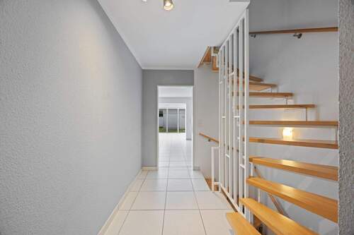 Flur EG - 5 Zimmer Doppelhaushälfte zum Kaufen in Leverkusen