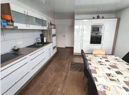 Küche mit großem Essbereich - Moderne Wohntraum mit großflächiger Terasse