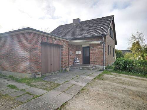 Hausansicht - Investieren und weiterentwickeln - Vermietetes Einfamilienhaus mit Einliegerwohnung in NübelBrekling nahe Schleswig
