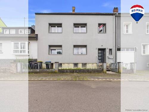 REMAX Immobilien Delux Mehrfamilienhaus Frontansicht Roden Mark Borowicz - Mehrfamilienhaus mit 3 Wohneinheiten in Saarlouis Roden
