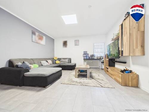 REMAX Immobilien Delux Mehrfamilienhaus Wohnzimmer Roden Mark Borowicz - 