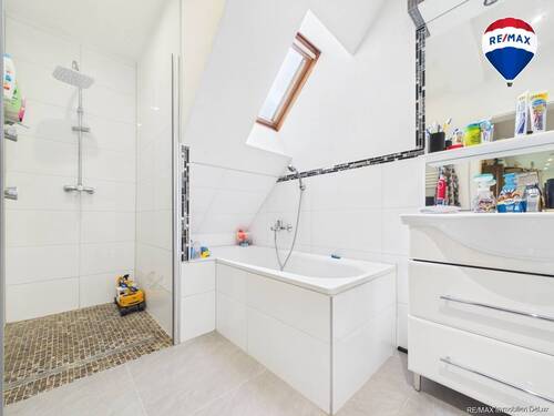 REMAX Immobilien Delux Mehrfamilienhaus Badezimmer Roden Mark Borowicz - 